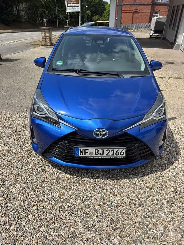 Blau Gebraucht 2017 Toyota Yaris Hybrid Comfort Limousine | 11.000 € (Fairer Preis) - Bild 1/4