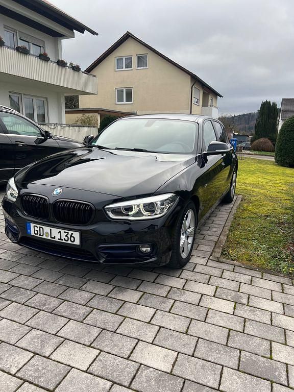 Schwarz Gebraucht 2017 BMW 118 Sport Line Kleinwagen | 14.899 € (Fairer Preis) - Bild 1/4