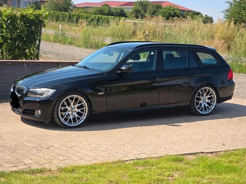 Schwarz Gebraucht 2010 BMW 330 Performance Kombi | 5.999 € (Superpreis) - Bild 1/4