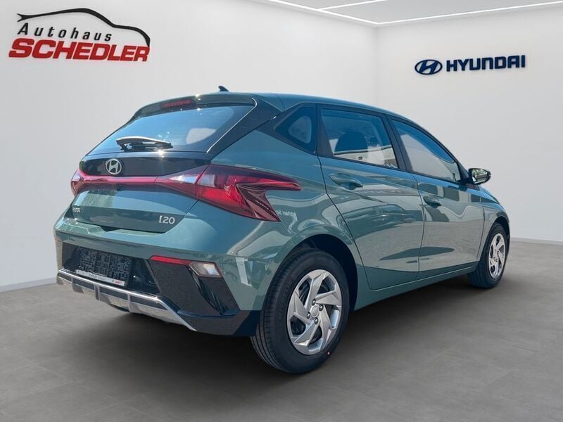 Neu Hyundai i20 Select 101 PS (74 kW) 2025 Grün Limousine