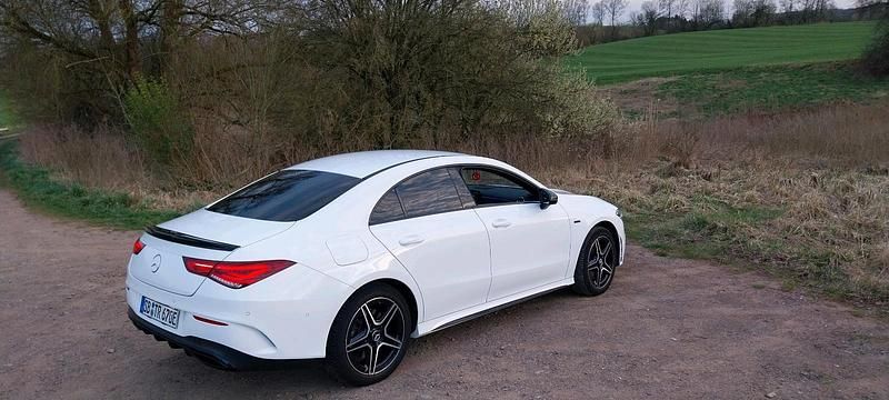 Weiß Gebraucht 2021 Mercedes CLA250e AMG Limousine | 30.999 € (Etwas zu teuer) - Bild 1/4