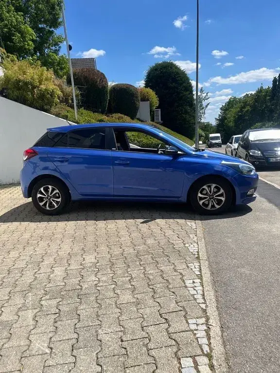 Gebraucht Hyundai i20 101 PS (74 kW) 2018 Grau Limousine