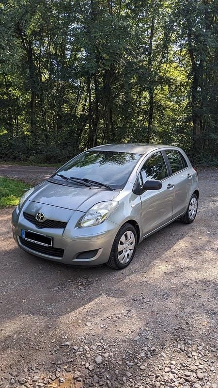 Silber Gebraucht 2009 Toyota Yaris Kleinwagen | 2.500 € (Guter Preis) - Bild 1/4