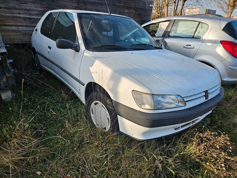 Weiß Gebraucht 1994 Peugeot 306 Limousine | 590 € - Bild 1/4