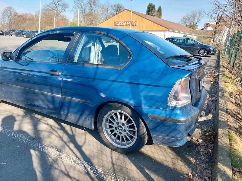 Gebraucht BMW 316 115 PS (84 kW) 2002 Blau Kleinwagen