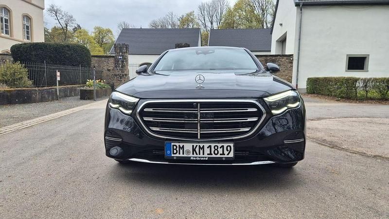 Gebraucht Mercedes E220 Premium Plus 197 PS (144 kW) 2026 Schwarz Limousine