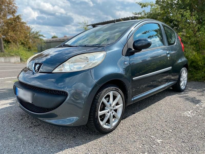 Grau Gebraucht 2006 Peugeot 107 Kleinwagen | 2.690 € (Teuer) - Bild 1/4