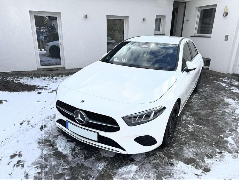Gebraucht Mercedes A180 136 PS (100 kW) 2024 Weiß Limousine