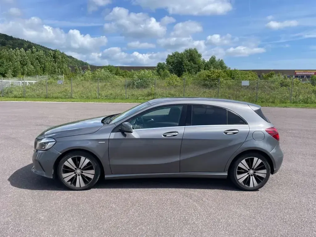 Gebraucht Mercedes A180 109 PS (80 kW) 2017 Grau Kleinwagen