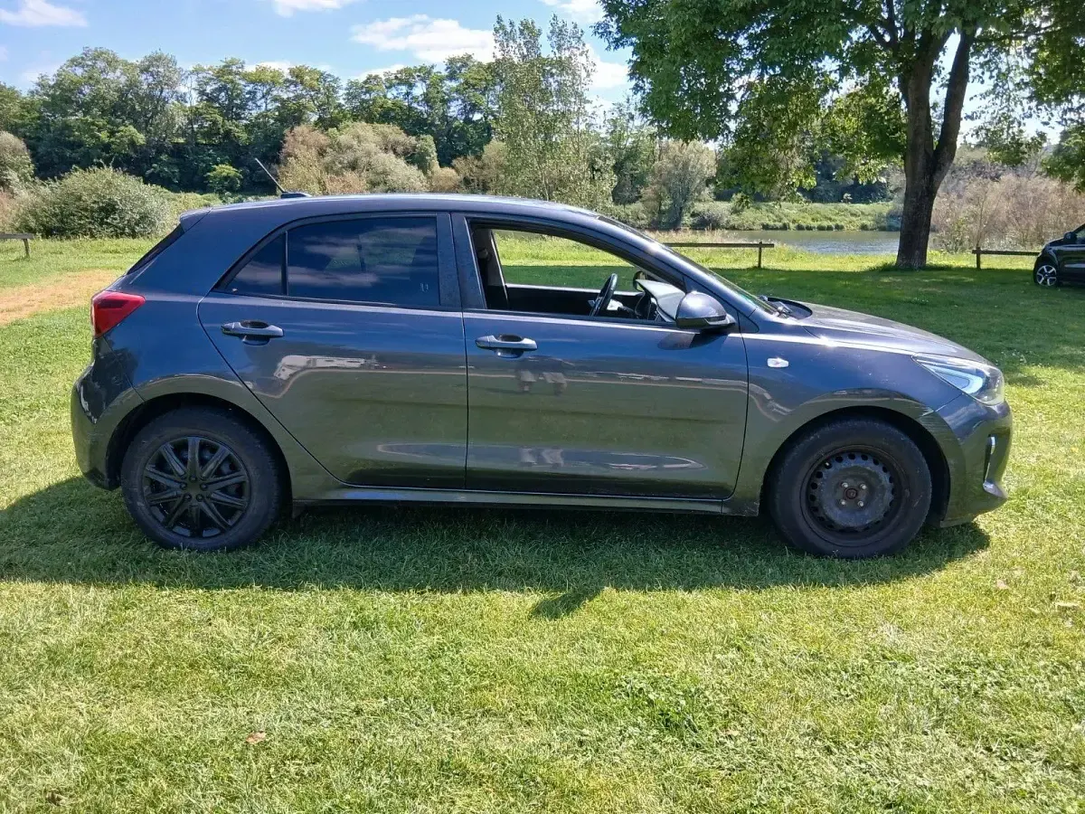 Gebraucht Kia Rio 84 PS (61 kW) 2018 Grau Limousine
