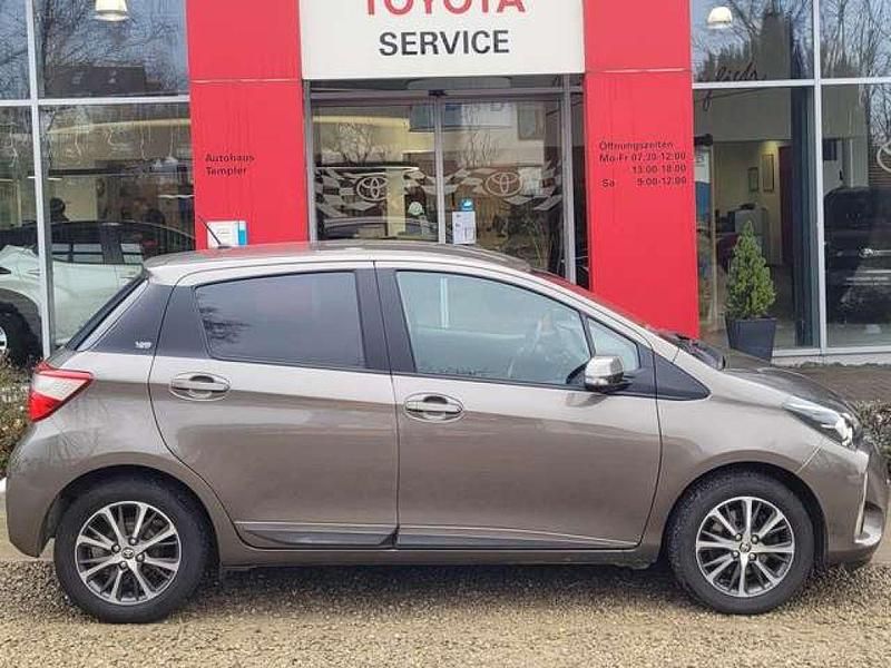 Gray metallic Gebraucht 2019 Toyota Yaris Club Kleinwagen | 12.400 € (Fairer Preis) - Bild 1/4