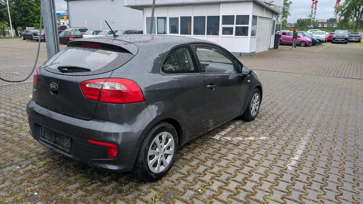 Gebraucht Kia Rio 84 PS (61 kW) 2015 Grau Kleinwagen