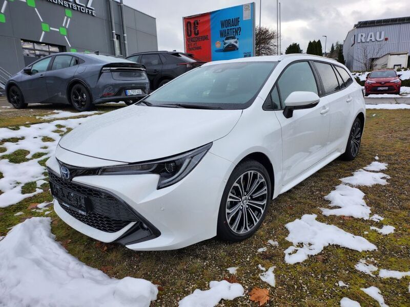 Schneeweiß Gebraucht 2023 Toyota Corolla Team Kombi | 31.990 € (Etwas zu teuer) - Bild 1/4