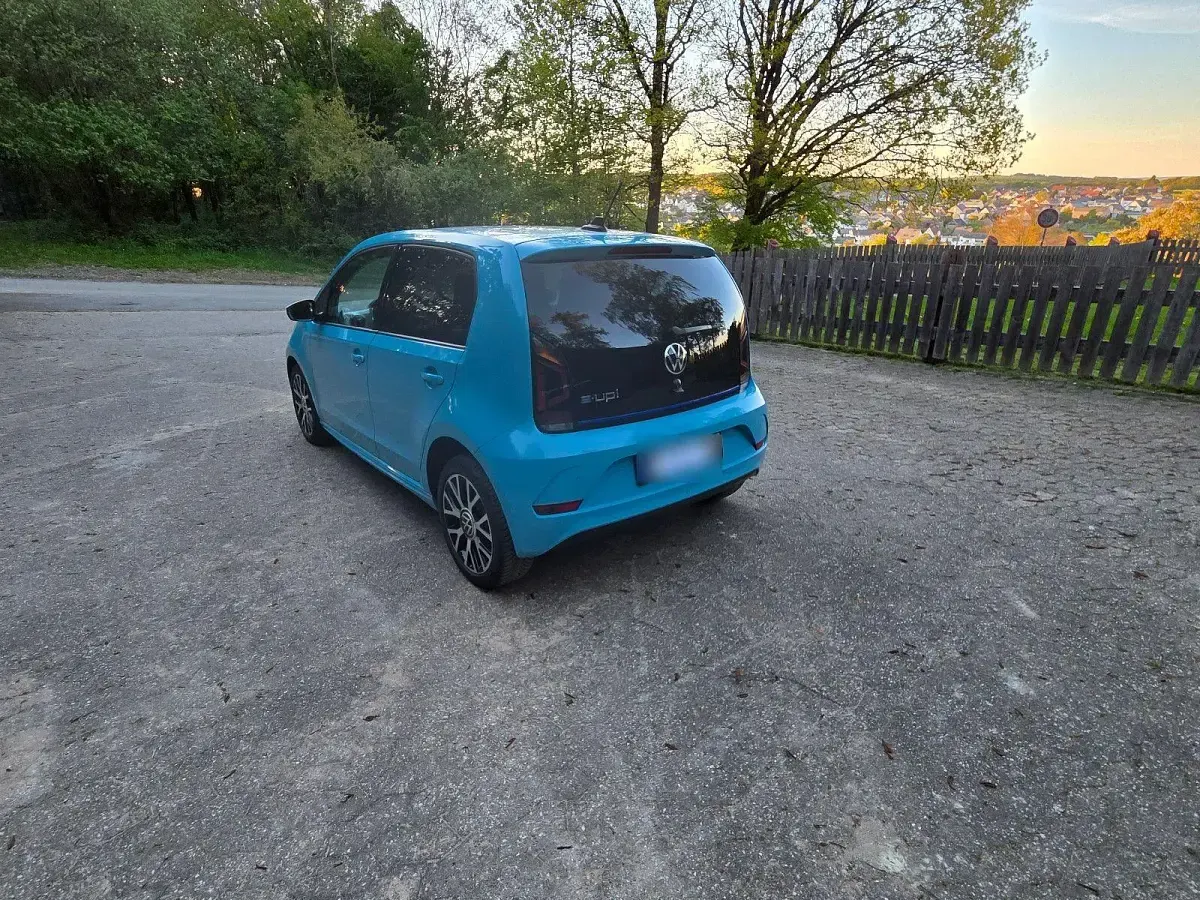 Używany VW e-up! Style 61 kW (83 KM) 2020 Niebieski Hatchback