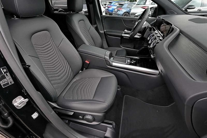 Gebraucht Mercedes B200 Progressive 163 PS (119 kW) 2025 Metalliclack kosmosschwarz Van / Kleinbus