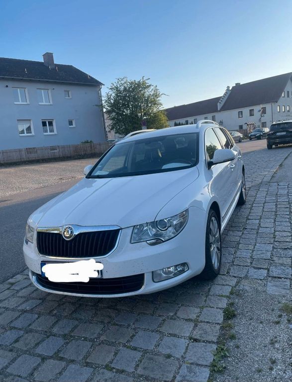 Weiß Gebraucht 2012 Skoda Superb Exclusive Kombi | 5.500 € (Fairer Preis) - Bild 1/1
