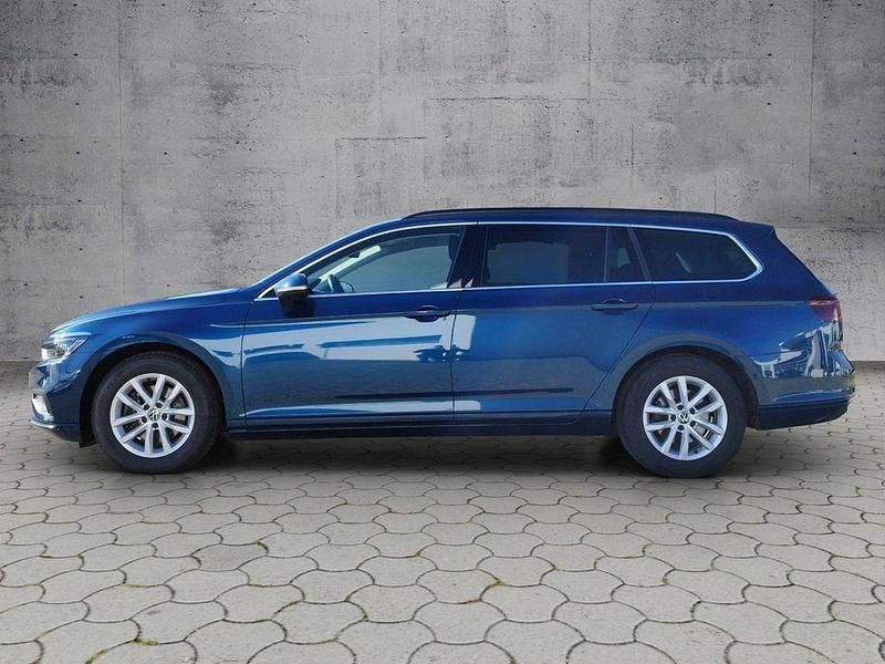 Gebraucht VW Passat IQ Drive 150 PS (110 kW) 2022 Aquamarinblau metallic Kombi