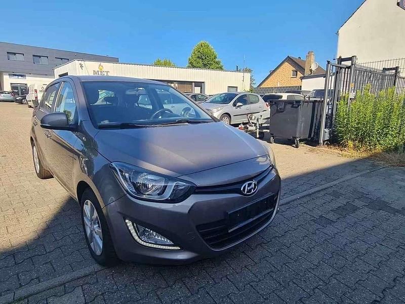 Grau Gebraucht 2013 Hyundai i20 Edition Limousine | 3.000 € (Fairer Preis) - Bild 1/4