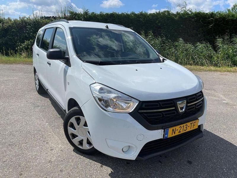 Weiß Gebraucht 2022 Dacia Lodgy Essentiel Van / Kleinbus | 12.923 € (Guter Preis) - Bild 1/4
