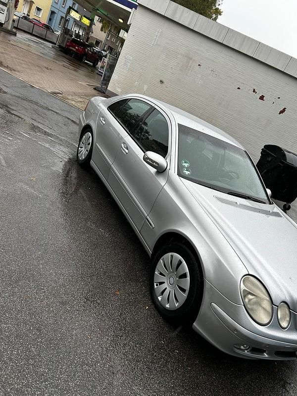 Gebraucht Mercedes E220 177 PS (130 kW) 2002 Silber Limousine