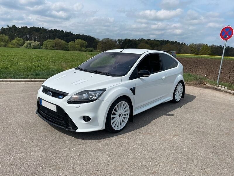 Weiß Gebraucht 2010 Ford Focus RS Limousine | 27.000 € - Bild 1/4