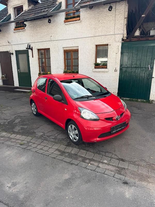Gebraucht Toyota Aygo 68 PS (50 kW) 2008 Rot Kleinwagen