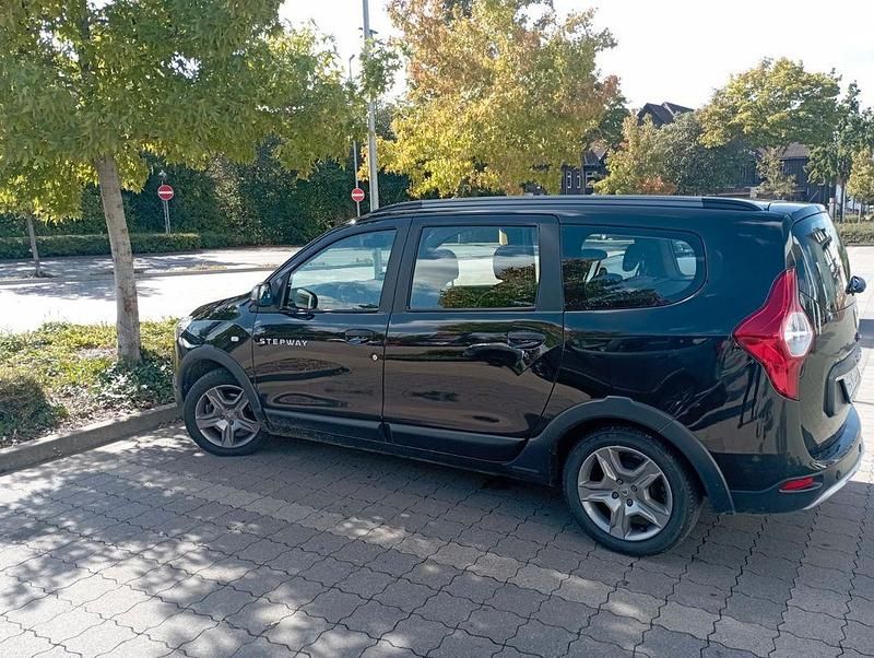 Schwarz Gebraucht 2022 Dacia Lodgy Stepway Van / Kleinbus | 15.200 € (Fairer Preis) - Bild 1/4