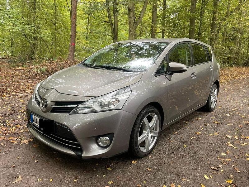 Gebraucht 2015 Toyota Verso Comfort Van / Kleinbus | 13.870 € (Fairer Preis) - Bild 1/4
