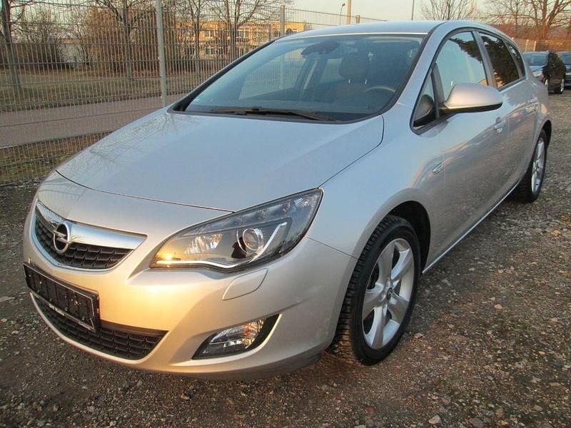 Gebraucht Opel Astra Design Edition 101 PS (74 kW) 2011 Silber Limousine