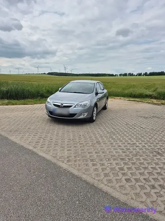 Gebraucht Opel Astra Design Edition 116 PS (85 kW) 2011 Silber Limousine