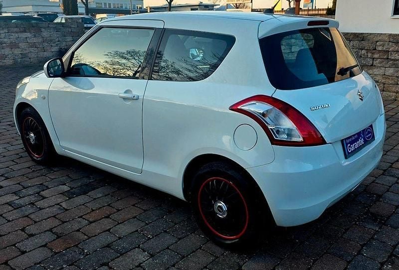 Gebraucht Suzuki Swift Club 94 PS (69 kW) 2011 Weiß Kleinwagen