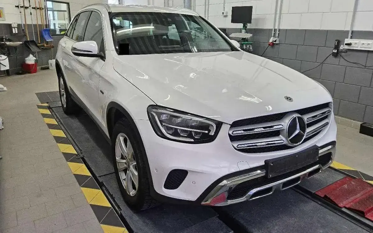 Gebraucht Mercedes GLC300 194 PS (142 kW) 2021 Polarweiss SUV