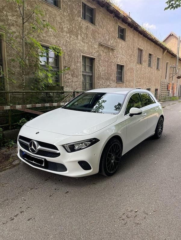 Weiß Gebraucht 2021 Mercedes A200 Kleinwagen | 26.490 € (Fairer Preis) - Bild 1/4