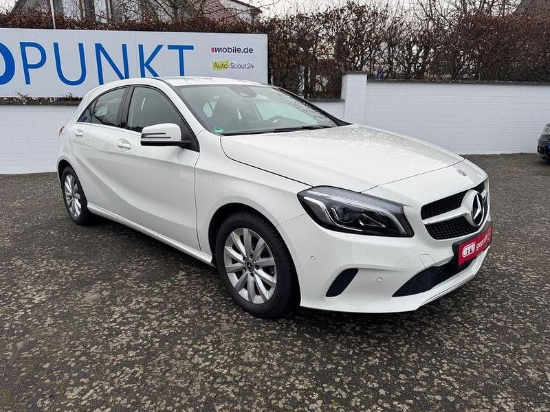 Gebraucht Mercedes A180 109 PS (80 kW) 2017 Weiß Limousine