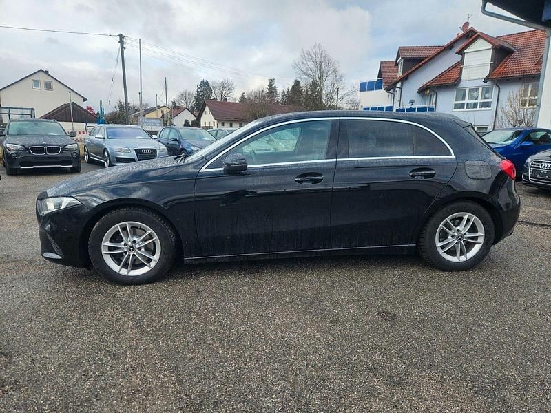 Gebraucht Mercedes A180 116 PS (85 kW) 2018 Schwarz Limousine