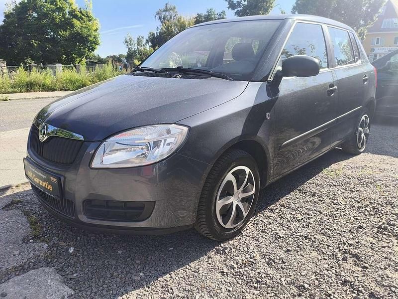 Grau Gebraucht 2009 Skoda Fabia Limousine | 4.490 € (Etwas zu teuer) - Bild 1/4