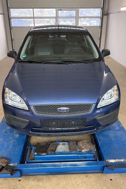 Blau Gebraucht 2005 Ford Focus Trend Limousine | 1.999 € (Guter Preis) - Bild 1/4