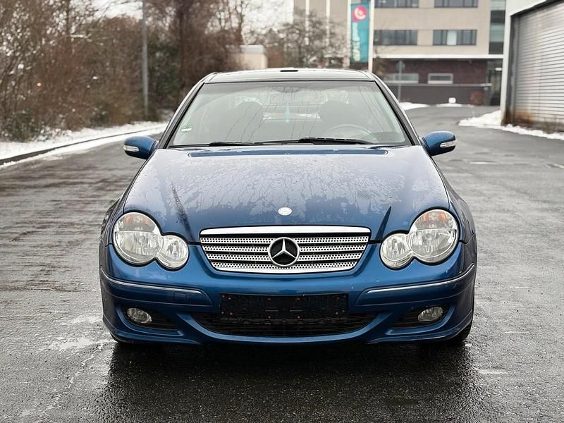 Blau Gebraucht 2004 Mercedes 180 Limousine | 3.500 € - Bild 1/4