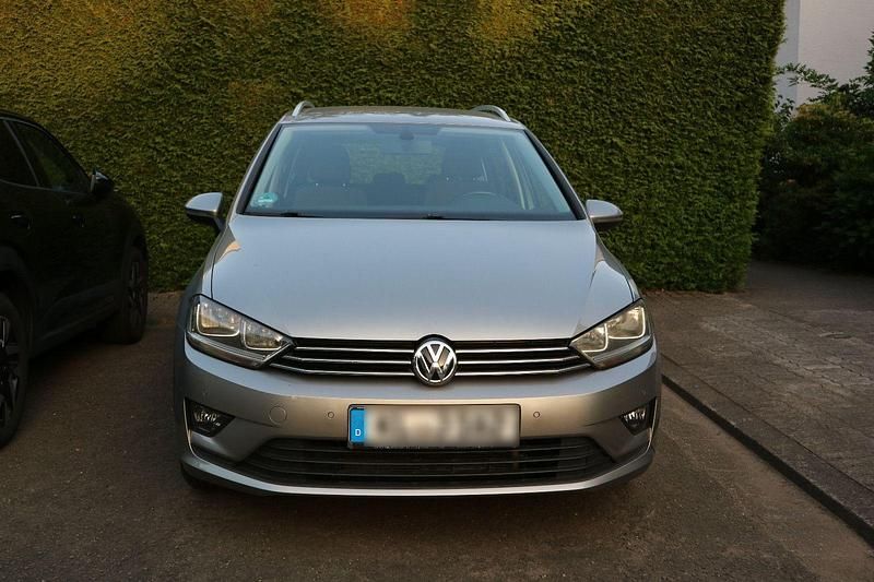 Grau Gebraucht 2015 VW Golf Sportsvan Comfortline Van / Kleinbus | 10.299 € (Guter Preis) - Bild 1/4