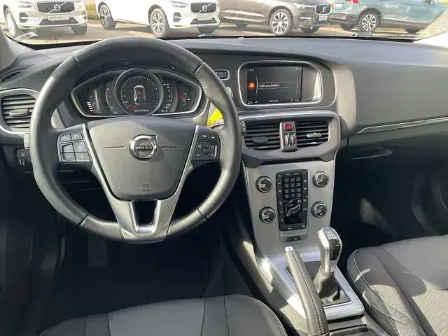 Gebraucht Volvo V40 Momentum 122 PS (89 kW) 2018 Blau Limousine
