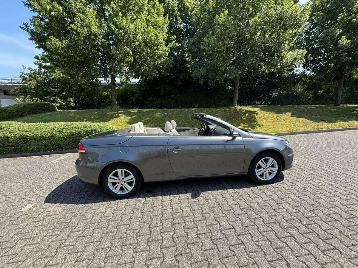 Gebraucht VW Eos Basis 140 PS (102 kW) 2013 Grau Cabrio