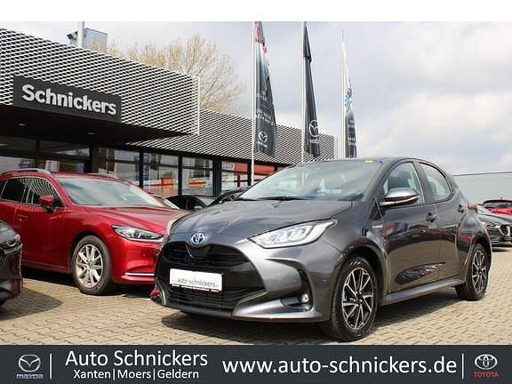 Grau Gebraucht 2022 Toyota Yaris Hybrid Team Kleinwagen | 19.990 € (Fairer Preis) - Bild 1/4