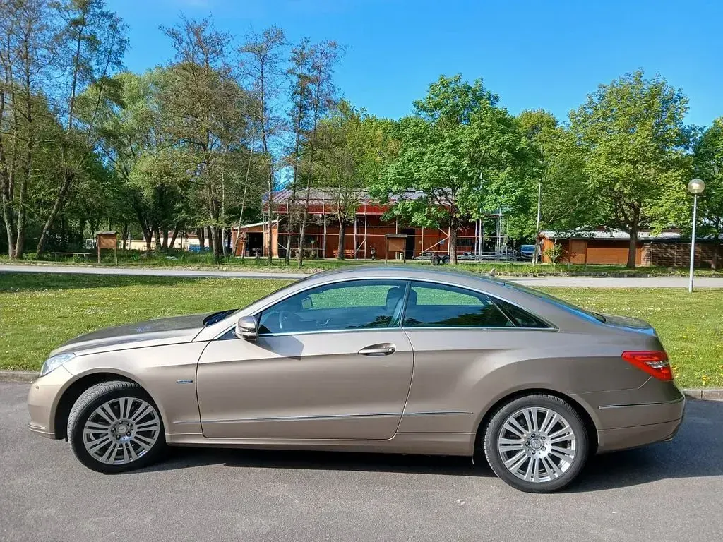 Gebraucht Mercedes E200 184 PS (135 kW) 2011 Beige Coupé
