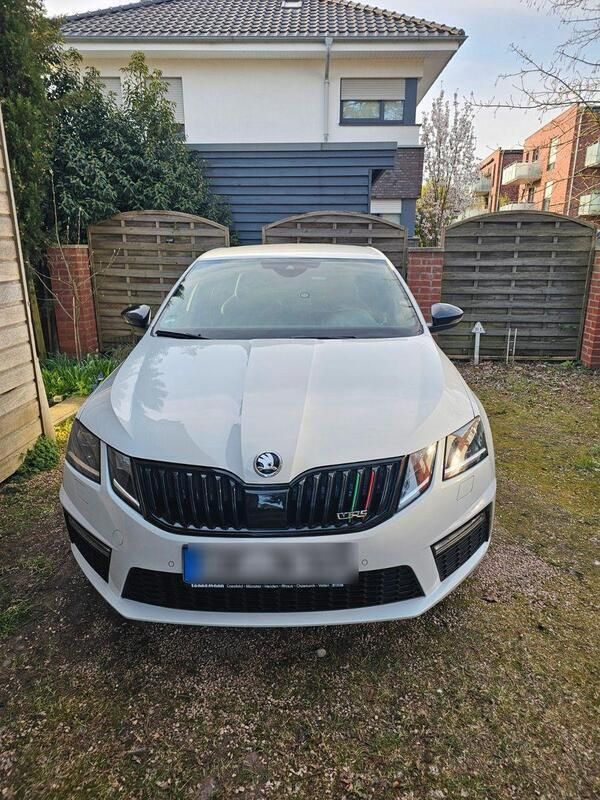 Weiß Gebraucht 2017 Skoda Octavia RS Limousine | 21.900 € (Teuer) - Bild 1/4