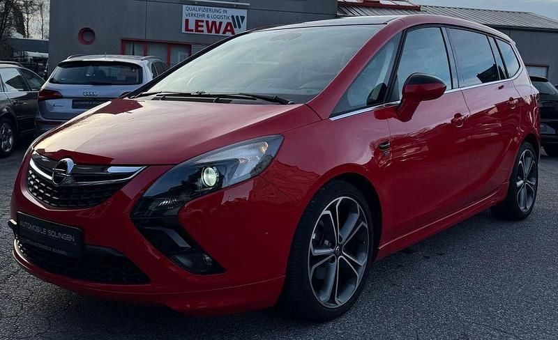 Rot Gebraucht 2013 Opel Zafira Tourer Sport Van / Kleinbus | 10.990 € (Fairer Preis) - Bild 1/4
