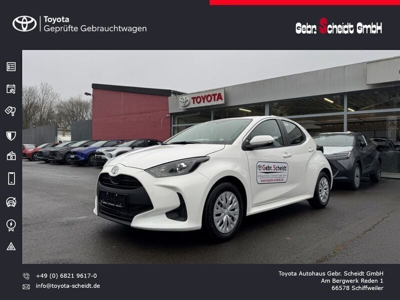 Weiß Gebraucht 2025 Toyota Yaris Hybrid Business Edition Limousine | 23.277 € (Fairer Preis) - Bild 1/4