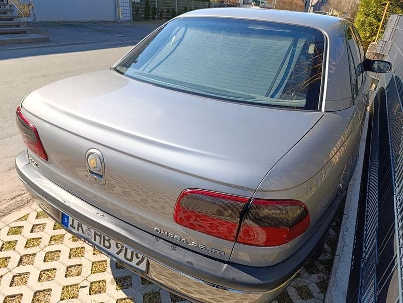 Gebraucht Opel Omega 131 PS (96 kW) 1995 Silber Limousine
