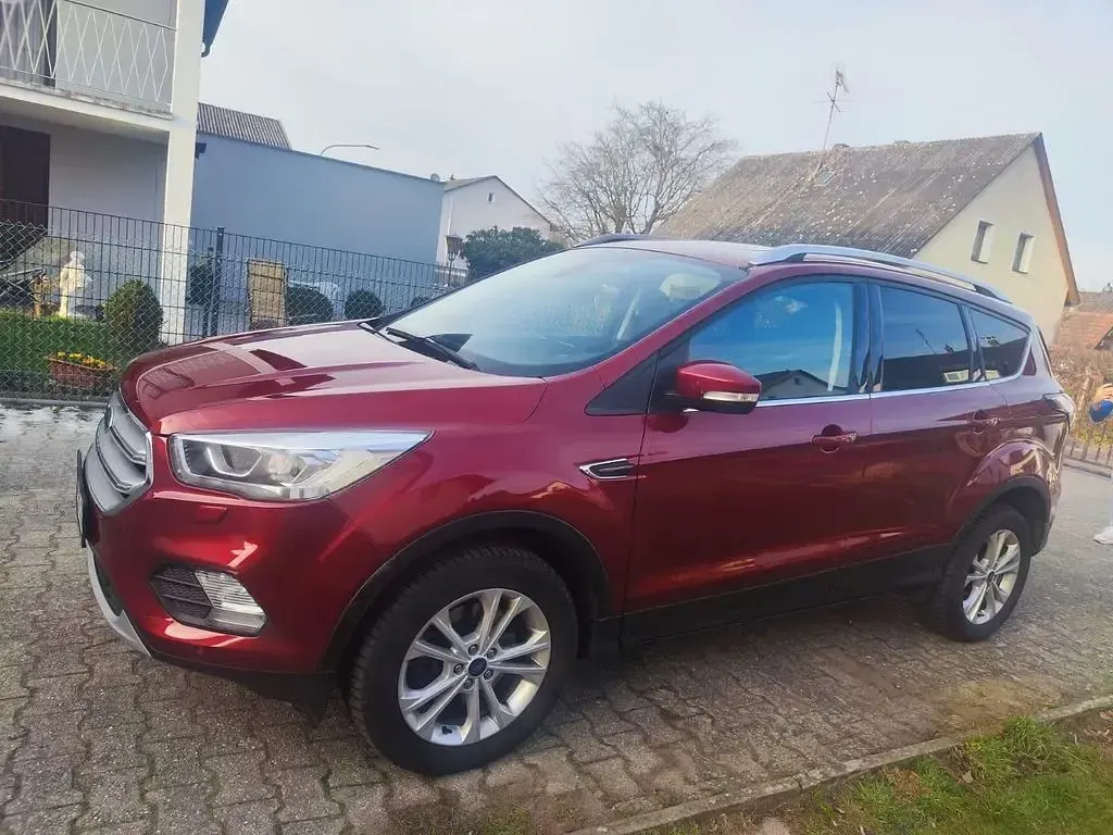 Gebraucht Ford Kuga Trend 150 PS (110 kW) 2018 Rot SUV