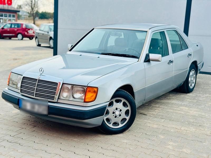 Gebraucht Mercedes 200 75 PS (55 kW) 1992 Silber Limousine