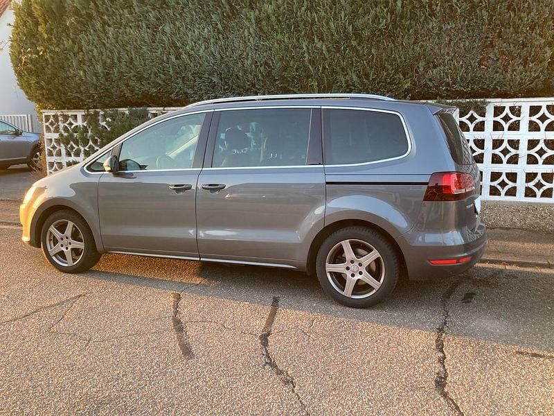 Gebraucht VW Sharan Highline 150 PS (110 kW) 2017 Grau Van / Kleinbus